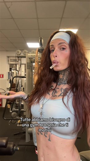 La mia fa spiderman sulla lat machine 🤣 @Claudia Lai • • #gym #motivation #fitness