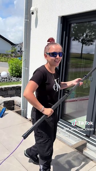 Efficient Window Cleaning with Pure Water Technology