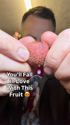 Try this lychee hack 😳🔥 Ever wondered how to eat a lychee properly? Here’s the real way 👇 1️⃣ Pop the lychee halfway in your mouth 2️⃣ Bite gently so your teeth pierce the skin 🦷✨ 3️⃣ Pull it back out and peel the top off — the juicy flesh appears 👀🍑 4️⃣ Put it back in your mouth and push from the bottom so the fruit pops out 💥 5️⃣ Work around the pip, eat all the flesh, spit the pip out 😅🧡 That’s it — the perfect lychee technique 😍🥭 And yes… fresh lychees are AVAILABLE NOW at 📍 Barl