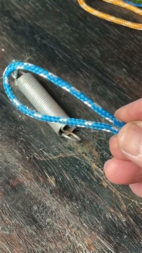 Mechanic reveals trick to install springs without struggle#USABuild #MechanicHack #SpringFix