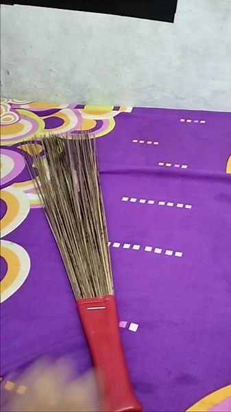 Cara Bersihkan Kasur dengan Sapu Lidi