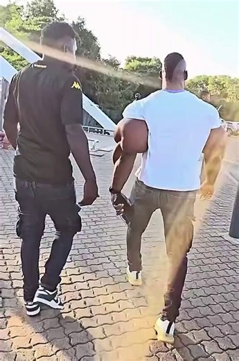 Injection de synthol dans les muscles !!!- Ridicule absolu- Danger absolu- Tant qu'à faire, il aurait du faire les jambes