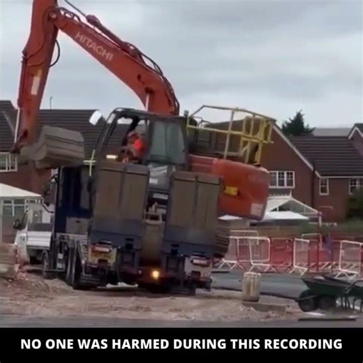Daily Safety Fails🤯This is WHY Spotters Should Be Mandatory🤯 #safetyfails #excavator #fails