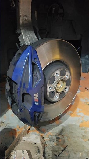 BMW X5 brake pads replacement front #bmw #bmwx5 #brakepads #brakerotor #mechanic #diy #viral
