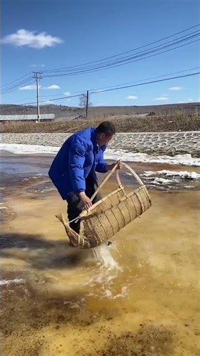 Catching Hundreds of Fish in Melting Ice Using a Traditional Basket! 🐟❄️#IceFishing #FishingLife