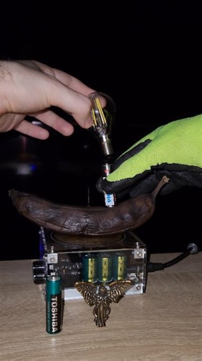 8.6K views · 15 reactions | 冷 Project - rotten banana + Philips battery #experiment #teslacoil #physics #light | Life Tesla Coil | Facebook