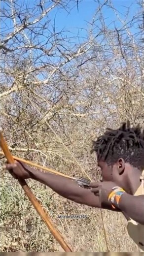 Hadzabe Tribe Unbelievable Baboon Hunting धनुष-बाण से शिकार 🏹🐒😲#africa #hunting
