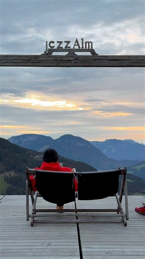 Ein letztes Mal Platz nehmen, ein letztes Glas Prosecco von unserer Bar und letzter Blick auf die Kitzbüheler Alpen. ✨ Heute am 2.11.25 ist unser letzter Tag, an dem wir sagen: „WIR HABEN GEÖFFNET“. ✨ Ein herzliches Dankeschön an all unsere Gäste, die diesen Sommer zu etwas ganz Besonderem gemacht haben – für eure Besuche, euer Lachen und die vielen schönen Momente hier auf der jezz Alm 🧡. ✨ Aber das größte DANKESCHÖN geht an unser zauberhaftes Team – an die Küche, den Service, das Putzpersonal