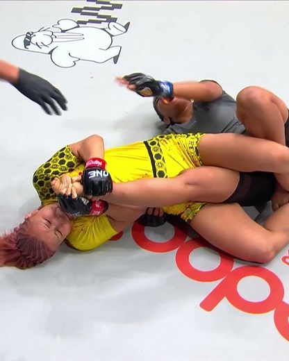 NASTY Kneebar 😱 Can Ayaka Miura catch Victoria Souza at ONE Fight Night45?