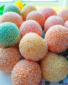Fried Sticky Rice Balls 📌 Ingredients 1 1/4 cups Hot water 1/2 cup sugar 3 cups Glutinous Rice Flour ( Add 1/4 cup if needed) Cheese (filling) Sesame Seeds (coating) Vegetables oil (for fraying) 📌 Yield 36 pcs LIVE, LOVE, BAKE 💛 #friedstickyriceballs #butchi #fyp #lily | Liely