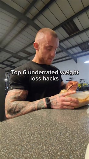 Axle | Bodybuilder | Transformation Coach on Instagram: "6 UNDERRATED fat-loss hacks people still ignore 👇 (save this) 1️⃣ Walk like it’s your job 🚶‍♂️ 10–12k steps/day beats that random ab circuit you hate. Post-meal walks, pacing on calls, parking further away. Boring? Yes. Effective? Absolutely. 2️⃣ Front-load your protein 🍳 30–40g at breakfast (eggs, Greek yogurt, whey). You’ll be fuller, cravings drop, and night-time snacking dies off. Protein = appetite control + muscle insurance. 3️⃣ W