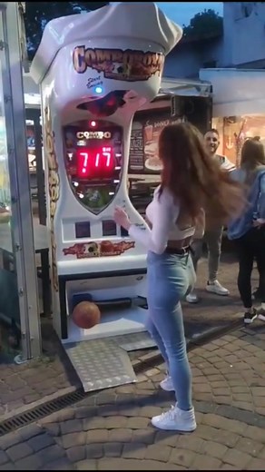 Super powerful girl punch to the boxing machine 🤯 #girl #girls #girlpower #boxingmachine