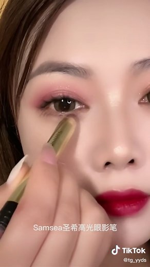 Quick and Easy Eye Makeup Tutorial in Three Minutes
