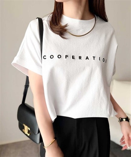 《JaVaジャバコラボ》【イージーケア機能付き】洗練されたミニマルロゴで上品見せ。 立体ロゴ フレンチスリーブTシャツ jv1020337