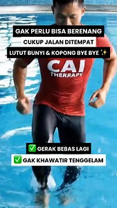 Latihan terapi air atasi lutut bunyi saat ditekuk dan diluruskan Sering merasa lutut “bunyi” atau pinggang kaku saat bangun tidur? Jangan takut bergerak, justru sendi Bapak/Ibu butuh pelumas! Ini solusinya: Jalan di Tempat Dalam Air. Kenapa ini AJAIB untuk usia 40 ke atas? ✅ Anti Sakit: Di dalam air, berat badan kita berkurang 50%. Jadi, kita bisa olahraga tanpa membebani lutut dan engkel. Aman banget! ✅ Nggak Perlu Kolam Dalam: Cukup sebatas pinggang (seperti di video). Kaki tetap napak, kepala