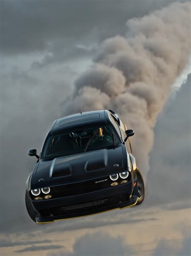 Когда 1000 лошадей решают взлететь. Кто остановит? 😈 #SRTDemon #DodgeChallenger #Hellcat #BeastMode #CarAesthetic #Supercar #Foryou #FYPシ #speed #додж #рекомендации #fyp #рек #dodge