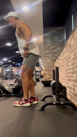 Kai Chang 楷教練 on Instagram: "2008年的奧林匹亞先生Dexter Jackson是一個非常特殊的存在。他是職業健美選手生涯時間最長，得過最多職業冠軍（還包含一次奧林匹亞先生）。在一次他的訪談中提到，就算是當選手的時候，他也非常注重自己的身體健康。他採取最低劑量原則，包括了訓練強度，容量甚至藥物的使用。只要能夠達到目標就不要用超過身體極限的方式挑戰。他甚至提到史上最強的Ronnie Coleman在生涯後期也想了解他的訓練方式。 就訓練而言目標真的很重要！如果今天你要當一個選手，不論是任何一個體育項目（健美、健力、拳擊、跑步等等），除了天生基因條件之外，在訓練上一定有超越常人的要求。為了突破極限，運動傷害在所難免，甚至可以說是默認的。我也相信一個人為了突破自己的紀錄而長期挑戰，生涯中怎麼可能不受傷。所以選手的生涯與目標都是相對短暫的。 我的目標很單純，我喜歡健美，我喜歡我看起來像有訓練痕跡的樣子，甚至像古羅馬的雕像。而且我不只要短暫的達成，我希望長期保持。所以以25年經驗讓我累積成今天的訓練模式。 年輕的朋友當然可以有本錢挑戰，甚至我也建議在一開始的時候盡量