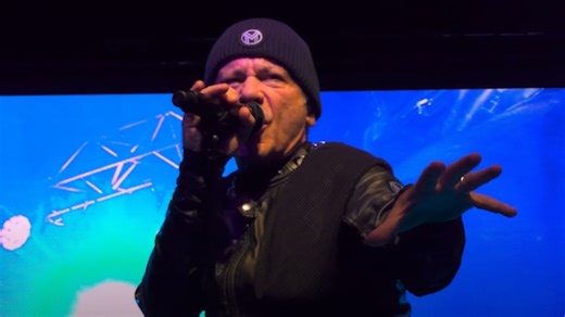 BRUCE DICKINSON: 'I'm Lucky I Have A Strong And Powerful Voice'