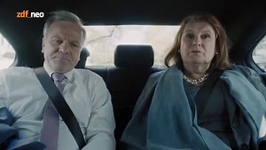 Hajo Eichwald, MdB wurde angeblich im Puff gesehen. In guter Politikertradition beruft er sich auf Gedächtnislücken, glaubwürdig ausgelöst von hoher Luftfeuchtigkeit und sechs Caipirinha - mit wenig Erfolg.... Wie es weitergeht, seht Ihr heute in der Folge "Die Dienstreise" um 22.45 in ZDFneo | ZDF