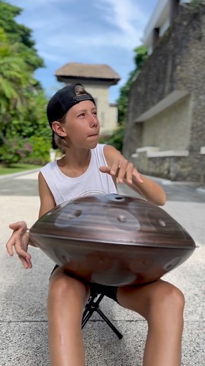 Sometimes you just a need a pretty location and some relaxing music to let go and unwind. 💛 Streaming: https://gyro.lnk.to/SunniHolden #handpan #relaxation #music #sunniholden #fyp Played on DKurd by @celestialsound handpans 🛸 | Sunnisessionz