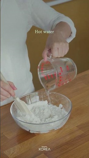 Magazine KOREA | Injeolmi (bean-powder-coated rice cake)