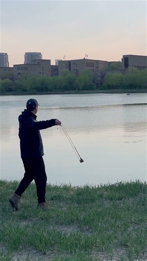 Slinging Stone Skipping: 5 Consecutive Skips and Extreme Air-Cutting Sounds#slingshot #mountblade2