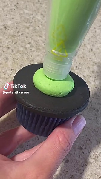 Nightmare Before Christmas Oogie Boogie Cupcake #cupcake #halloween #halloweencupcakes #cake #halloweentreats #nightmarebeforechristmas #oogieboogie