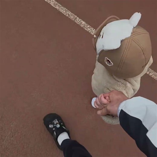 야외 첫 걸음😆😆 #쌍둥이 #일란성쌍둥이 #twins #꼬둥이 #14개월아기