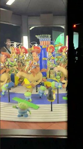FLASHING LIGHTS NOTICE | Pixar's Toy Story 3D Zoetrope