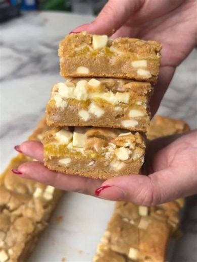 Introducing our second lemon flavour this week, and it is a good one! 🤤 #tiktokmademebuyit #ridiculouslyrichbyalana #treatyourself #buildyourown #smallbusiness #dealdrops #sweettreat #brownies #cake #fyp #baker
