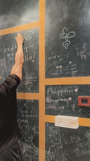 18 reactions · 4 comments | #2025年10月26日 我們在 Space Time Cube 3D 館裡逛了大約一個半小時，就走到出口處 迎面而來的就是這面塗鴉牆隣 Space Time Cube 3D 館最貼心的地方是可以無限次進出，如果覺得還有畫面沒拍到，隨時都能再進去補拍～ | JN Leong | Facebook