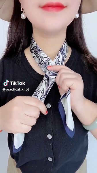 Elegant Scarf Knotting Techniques for Stylish Looks