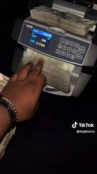 Counting US Dollar Bills with a Currency Machine