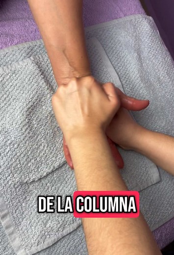 Enseñando Reflexología a una nueva alumna 😉 Comenta si te gustaría aprender a aplicar la Reflexología tú mismo 🌿 . . . #holistichealth #relax #masaje #dolor #masajeterapeutico #reflexologia #holistic