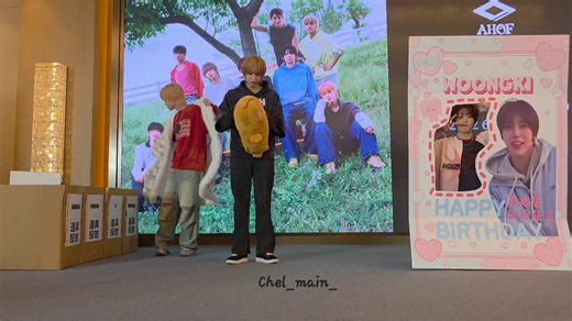 Halo-halo. Hayaan niyo na yung worry ko, mali ako. Kaya wala sa stage at natagalan sa backstage ay dahil sa isusuot niya.