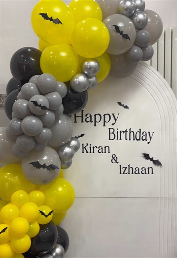 🦇🎈 Gotham vibes only! This Batman balloon garland is the ultimate backdrop for a super celebration. 🖤💛✨ #batmanballoondisplay #balloongarland #balloonsetup #birminghamballoons #batman