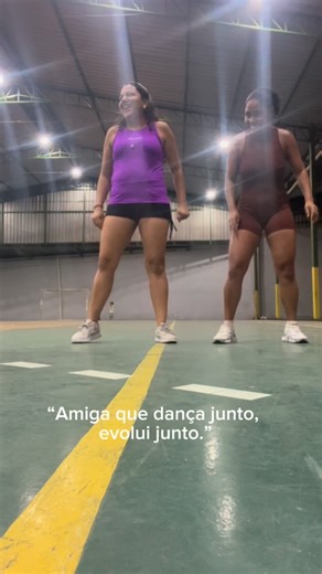Tais Miguel on Instagram: "Se for pra passar vergonha, que seja dançando com a minha parceira oficial 💃😂 Quem você chamaria pra treinar a coreografia com você? Marca aqui! 👇 #danca #aulaDedanca #dancandocomamiga #amigas #treinodehoje"