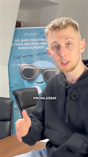 Hnutí Generace on Instagram: "Důchodový věk se má „zastropovat“ na 65 letech. Zní to hezky. Jenže realita je jiná. 👉 Dnes už důchodový věk roste – a poroste dál. Každý rok o další dva měsíce, až do roku 2030, kdy se na těch 65 let teprve dostaneme. Žádné zastavení. Žádná úleva. Jen hezká věta v programovém prohlášení. ❗Tohle není chyba. Tohle je politický marketing. A je fér se ptát, kdo na tom skutečně vydělává – a kdo na to doplácí. Politika se nemá hodnotit podle sloganů, ale podle reality."