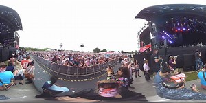 Watch the Isle of Wight Festival's David Bowie tribute in 360 video... explore with the toggle and see the whole stage. | The Hook