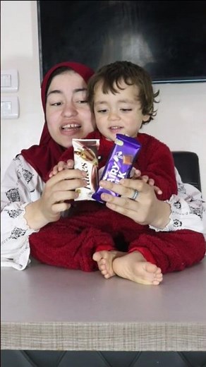 عمر أخذ الشوكلاته كلها 😂