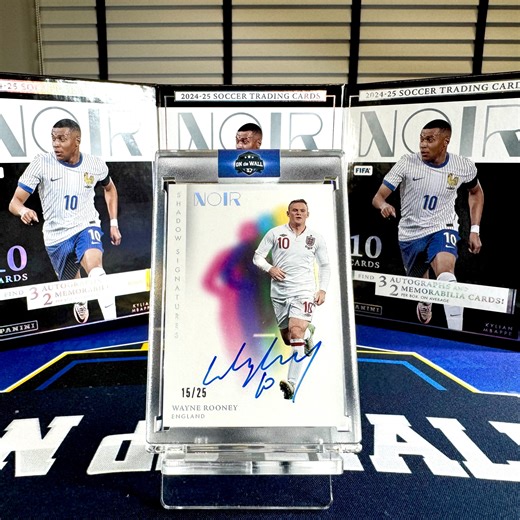 🔥 SHADOWWW ON CARD!! Rooney Again !! รอบก่อน Topps รอบนี้ Panini เดือดจาดด 🫣 . 🏴󠁧󠁢󠁥󠁮󠁧󠁿 Wayne Rooney - Shadow Signatures /25 📌 2024/25 Panini Noir . #panininoir #paniniamerica #WayneRooney #england #odwth | On de WALL - Soccer Cards