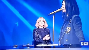 9.7K views · 654 reactions | Tg1 Rivedere Laura che racconta quello che ha vissuto superando un momento un po' difficile,mi commuove. Spero che questa canzone porti bene a te e tutti. #unbuoninizio #LauraPausini Video casalingo  Admin:*Grà* | Laura ha creduto nel suo sogno | Facebook