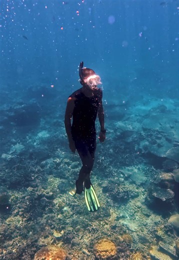 POV: Bringing the Insta360 Ace Pro 2 underwater 🌊 One of the best feelings while traveling is being able to capture unforgettable moments with friends and family, even in the ocean, there’s always a story to tell. I can already imagine, years from now, sitting down and replaying these memories with our kids and grandkids… Tears might flow as someone says, “Grandpa once swam with turtles!” 10 years ago, filming memories like this underwater would’ve been almost impossible. But now, with such a c