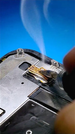 Solder wick isn't just for cleaning. It's also a heat shield. 🔥