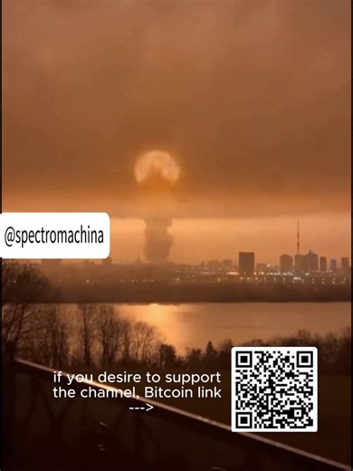 🇯🇵 日本的能量产出型“行走发电板”——中文长文描述 日本长期面临能源依赖度高、可再生能源空间有限的问题，因此在城市基础设施中，他们不断尝试各种微型能源回收技术，其中最具代表性的，就是安装在车站、商场与人流密集区域的“能量产生行走地板”（歩行発電フロア）。 这种地板的核心原理是压电效应：当人们踩踏地板时，地板内部的压电材料（通常是压电陶瓷或聚合物）会因受压而产生微弱电流。虽然单次踩踏产生的能量很小，但在人流密集的区域，例如东京涩谷站、秋叶原电器街、成田机场等地，每天数十万次的踩踏累积起来，就能形成可观的电力输出。 这些发电板通常由多层结构组成： 上层为耐磨透明板，既能承受高频踩踏，又能让内部结构可视化，增加科技感。 中层为压电模块，由数十到数百个压电单元组成，每个单元在受力时都会产生电荷。 底层为能量收集与转换电路，将零散的微电流整合、稳定化，再储存在电池或直接供给附近设备。 在实际应用中，这些地板产生的电力通常用于： 为车站的 LED 指示灯供电 驱动小型广告屏幕 为环境传感器供电 作为示范项目展示实时发电量，让公众意识到能源回收的重要性 日本的工程团队还特别注重互动性与教育意义