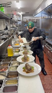 GRILLED HANGER STEAK🫡🐓 Roasted garlic mash potato Sauteed string beans Green peppercorn sauce | Gallos kitchen