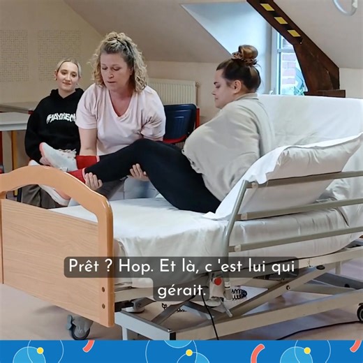 [𝐀𝐈𝐃𝐄-𝐒𝐎𝐈𝐆𝐍𝐀𝐍𝐓] Dans les coulisses du Module 5 ! Aujourd’hui, nos élèves AIDES-SOIGNANTS s’échauffent avant d’attaquer la manutention. Quelques mouvements dignes d'une chorégraphie ! Le Module 5 c’est : - 𝐩𝐨𝐫𝐭𝐞𝐫 𝐞𝐭 𝐝𝐞́𝐩𝐥𝐚𝐜𝐞𝐫, - apprendre à 𝐩𝐫𝐞́𝐬𝐞𝐫𝐯𝐞𝐫 𝐬𝐨𝐧 𝐝𝐨𝐬, - 𝐚𝐝𝐨𝐩𝐭𝐞𝐫 𝐥𝐞𝐬 𝐛𝐨𝐧𝐬 𝐠𝐞𝐬𝐭𝐞𝐬, - et 𝐬𝐚𝐯𝐨𝐢𝐫 𝐦𝐚𝐧𝐢𝐩𝐮𝐥𝐞𝐫 𝐞𝐧 𝐭𝐨𝐮𝐭𝐞 𝐬𝐞́𝐜𝐮𝐫𝐢𝐭𝐞́ les patients/résidents. 🎥 On vous emmène dans les coulisses avec notre vidéo 