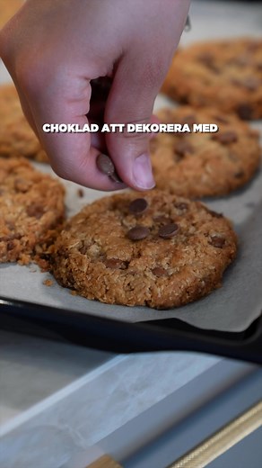 Segmjuk insida, knaprig kant och massor av chokladbitar 🤤🤌🏼 det här är havrekakor på sin allra godaste nivå! 😍 Receptet hittar du här ❤️ https://mykitchenstories.se/havrekakor-med-choklad/ #havrekakor #choklad #småkakor #fika #camillahamid | My Kitchen Stories
