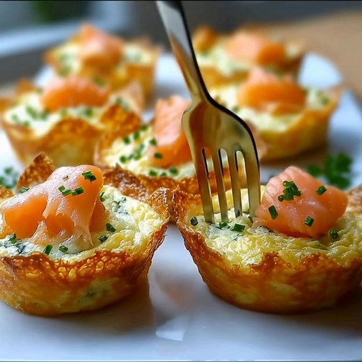 Bouchées de Quiche Sans Pâte au Saumon Fumé Ingrédients: 100 ml de lait 200 ml de crème fraîche 3 œufs Directions: Préchauffez le four: 1.1. Préchauffez votre four à 180°C (350°F). Disposez des moules à muffins sur une plaque de cuisson. Préparez la Mélange: 2.1. Dans un bol, mélangez le lait, la crème fraîche et les œufs jusqu'à obtenir une texture homogène. Remplissez les Moules: 3.1. Versez le mélange dans les moules à muffins, en les remplissant aux 3/4. Cuisson: 4.1. Placez la plaque de cui