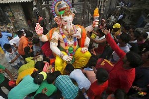 Live darshan on Ganesh Chaturthi: Devotees crowd into ‘Siddhivinayak Temple’ for ‘aarti’ in Mumbai